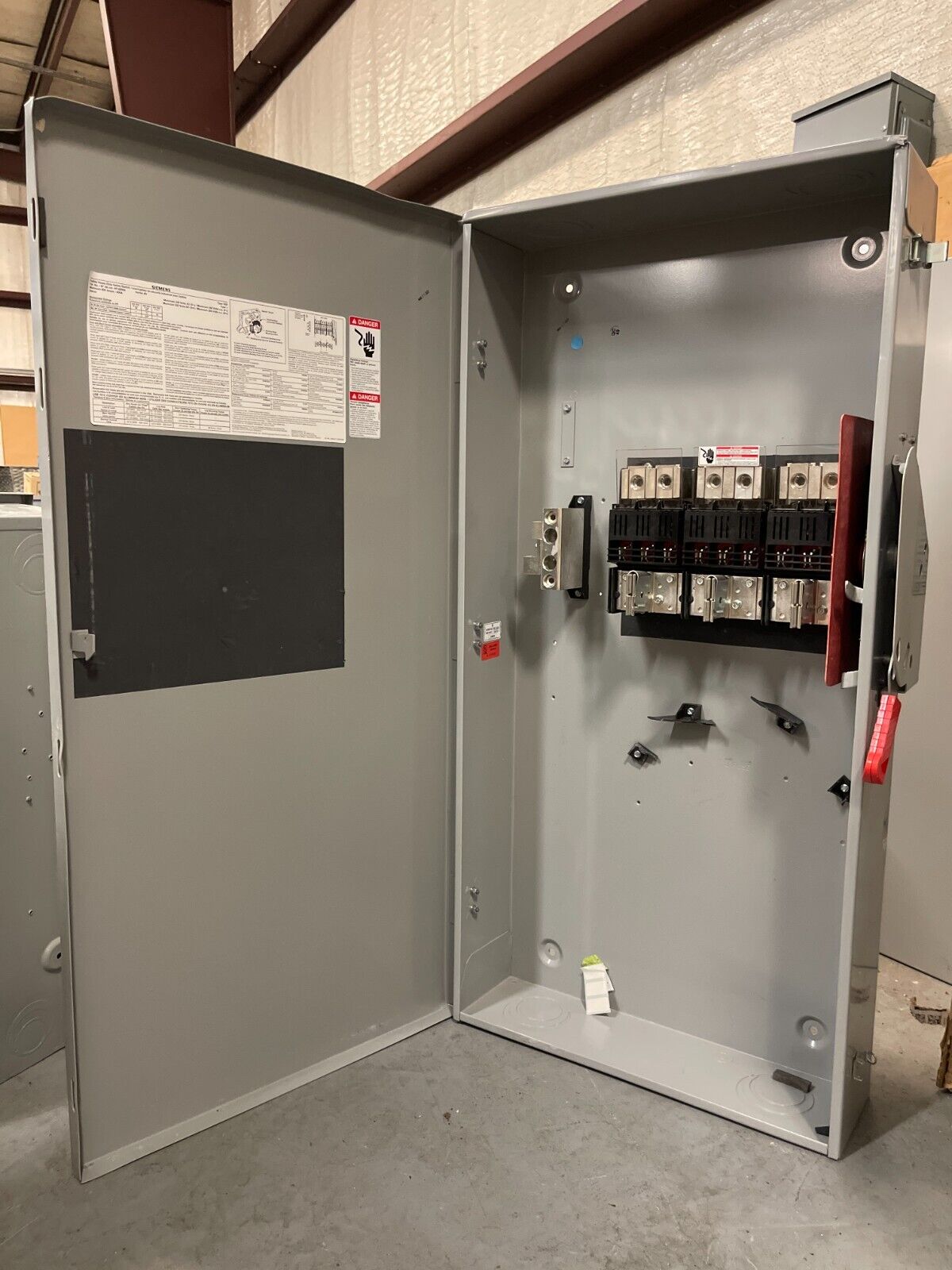 Siemens HF226NRA Safety Switch 2-Pole 2-Fuse Outdoor Rated 240VAC 600A