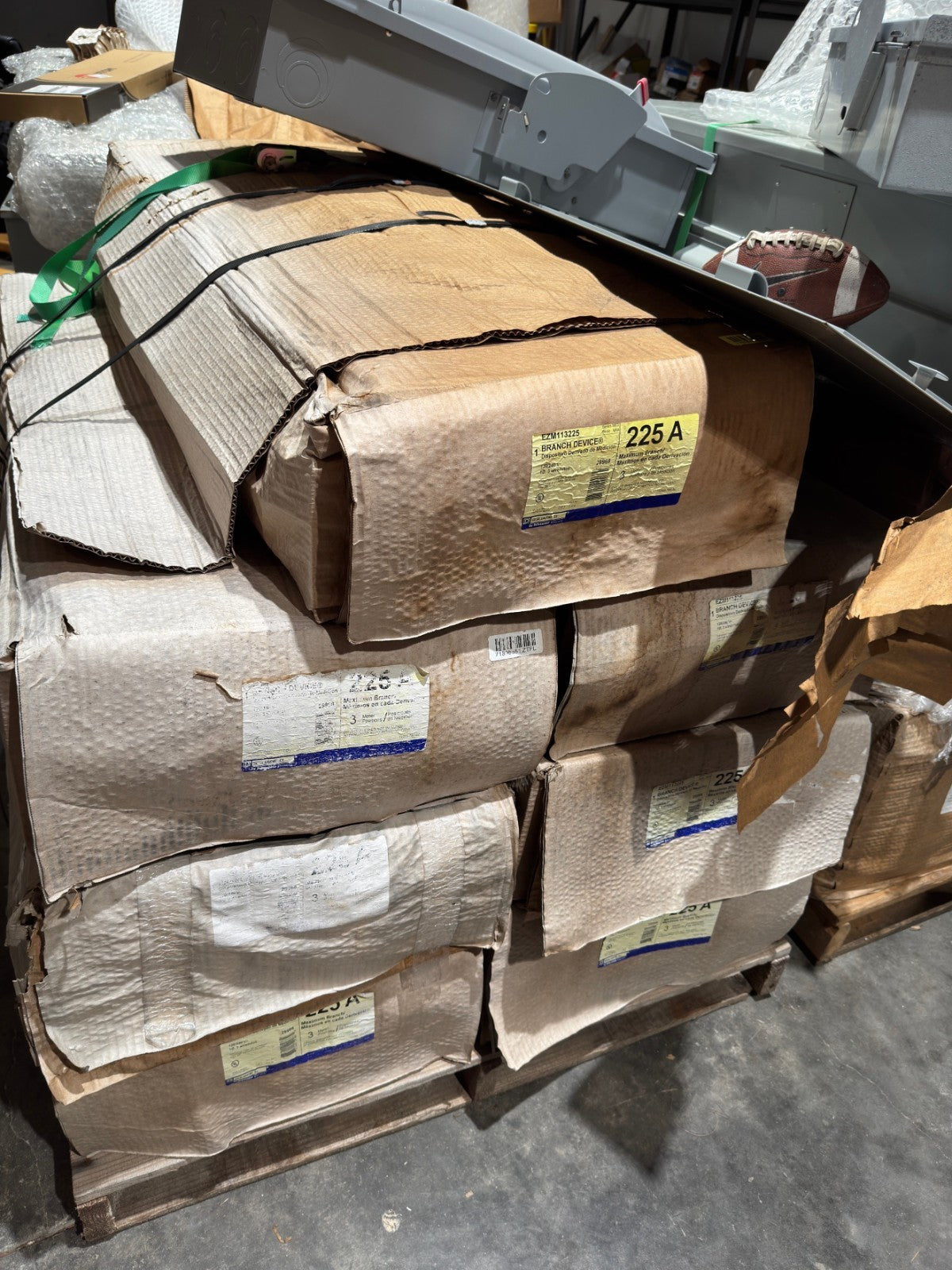 Square D EZM113225 Meter-Pak 225A 3x4 Jaw Sockets 120/240VAC ringed 800A Busbar