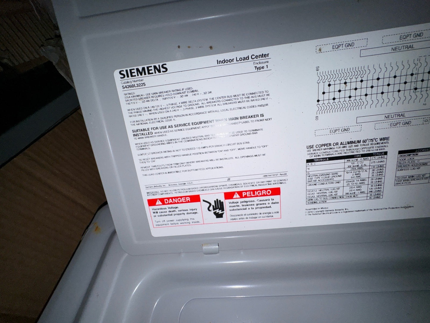 Siemens S4260L3225 Load Center Main Lug 42 Space 60 Circuit 3Ph 4W 120/240V 225A