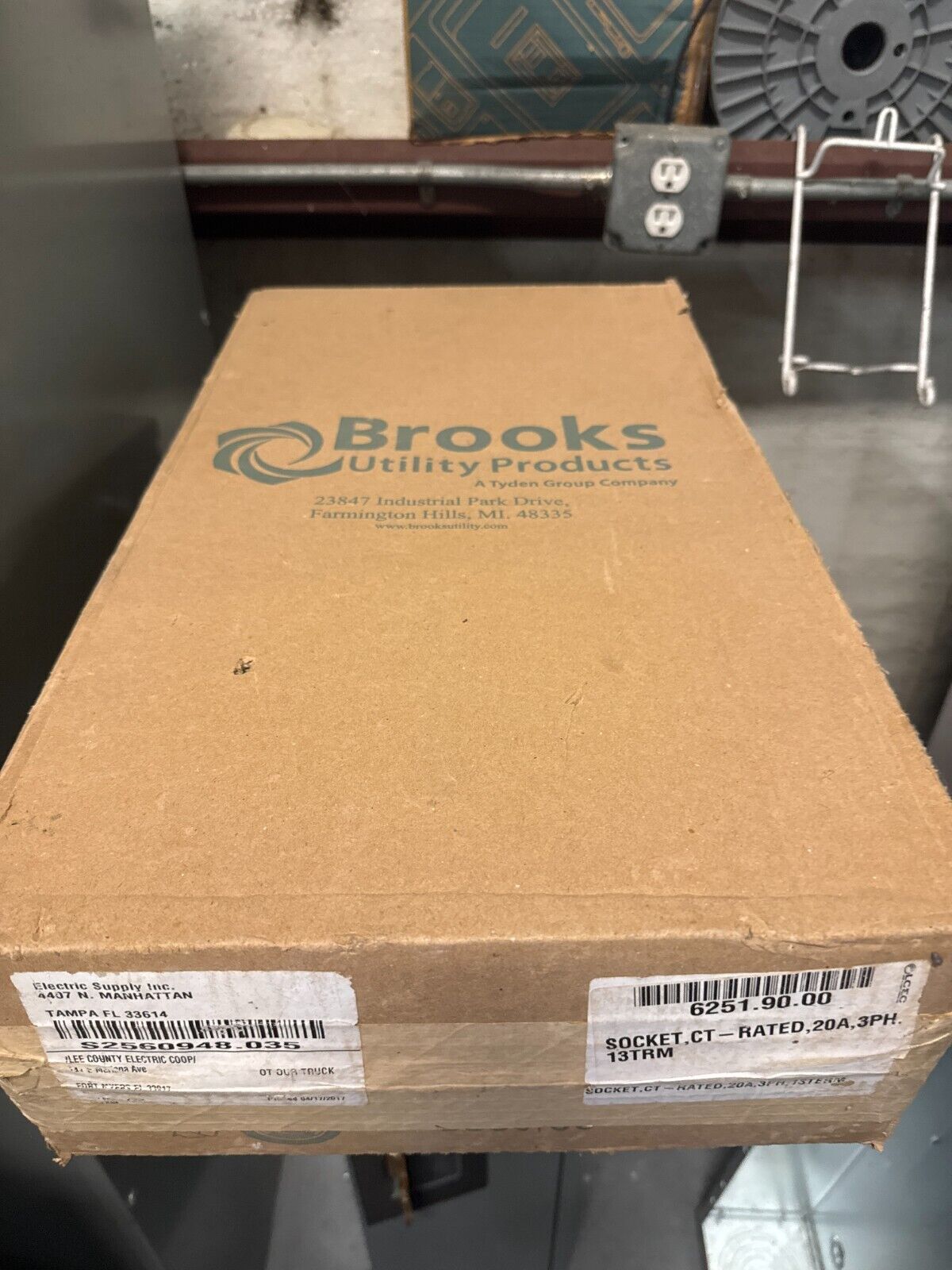 Brooks Utility 3000 Series Socket, CT Rated, 20A, 3PH, 13TRM Black
